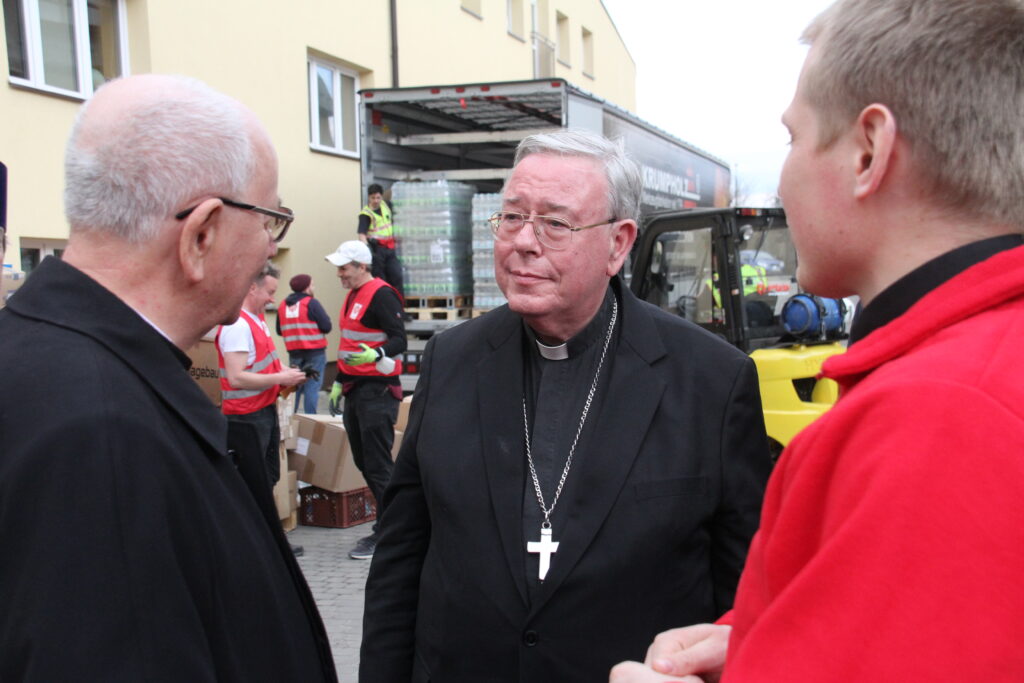 Cardinal Hollerich visits Caritas centre at the Polish-Ukrainian border.